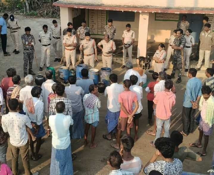 తండాల్లో తనిఖీలు.. గుడుంబా ధ్వంసం - Udayam