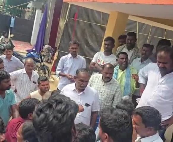కొమ్ములవంచలో ఇందిరమ్మ ఇళ్ల కేటాయింపులపై వివాదం - Udayam
