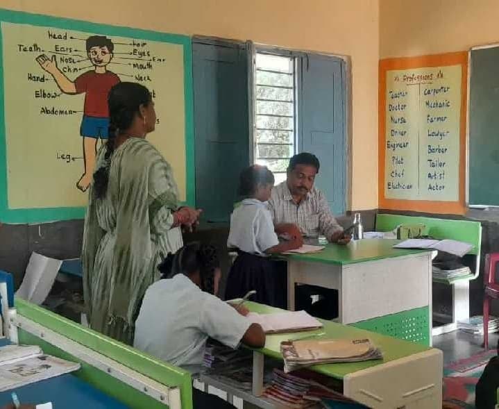 వెనుకబడిన విద్యార్థులపై ప్రత్యేక శ్రద్ధ - Udayam