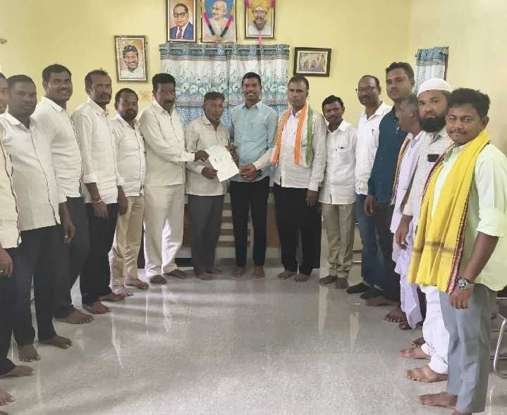 జైనూర్లో సీఎంఆర్ఎఫ్ చెక్కుల అందజేత - Udayam
