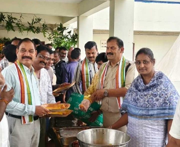 పోలీసులకు భోజనం వడ్డించిన అదనపు ఎస్పీ - Udayam