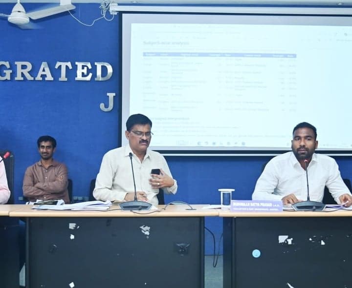 ప్రాథమిక స్థాయిలో భాష, గణిత సామర్థ్యాలపై దృష్టి పెట్టాలి: కలెక్టర్ - Udayam