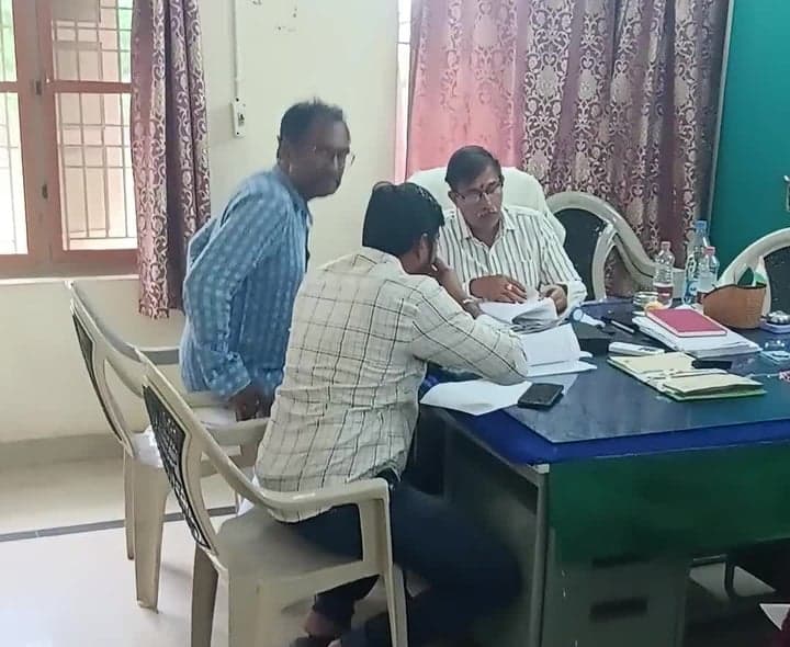 గణపవరంలో నామినేషన్ల దరఖాస్తుల పరిశీలన - Udayam