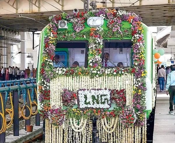 దేశంలో తొలి ఎల్ఎన్జీ రైలు.. సబర్మతి నుంచి ప్రారంభం - Udayam