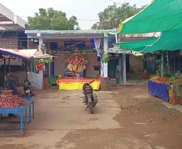 ఇల్లందు మార్కెట్లో 50 ఏళ్లుగా పూజలు - Udayam