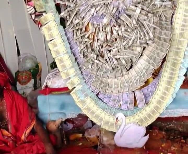రూ.6.5 లక్షల అలంకరణలో లక్ష్మీదేవిగా దుర్గామాత - Udayam