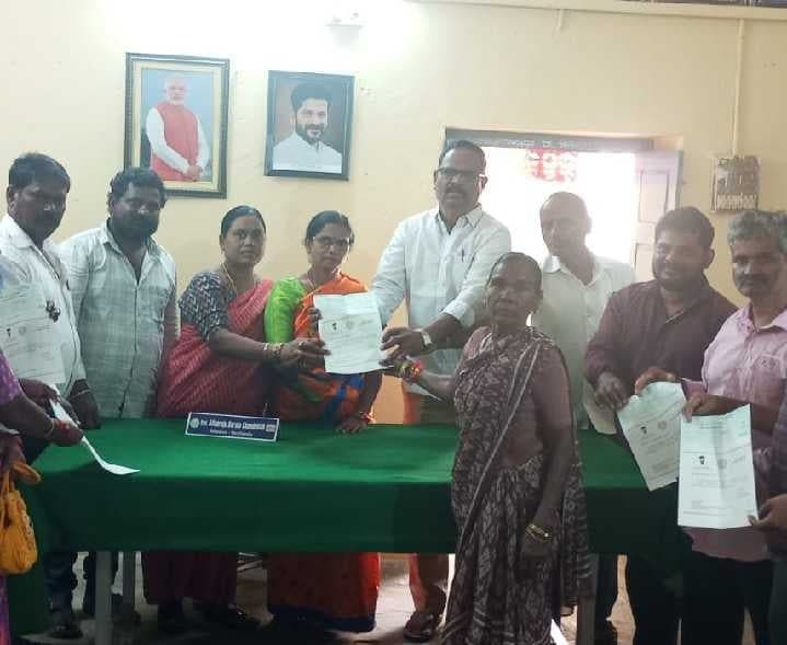 బాధితులకు cmrf చెక్కుల పంపిణీ - Udayam
