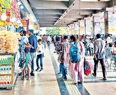 కరీంనగర్ బస్టాండ్లో నిబంధనలకు విరుద్ధంగా తినుబండారాల విక్రయం - Udayam