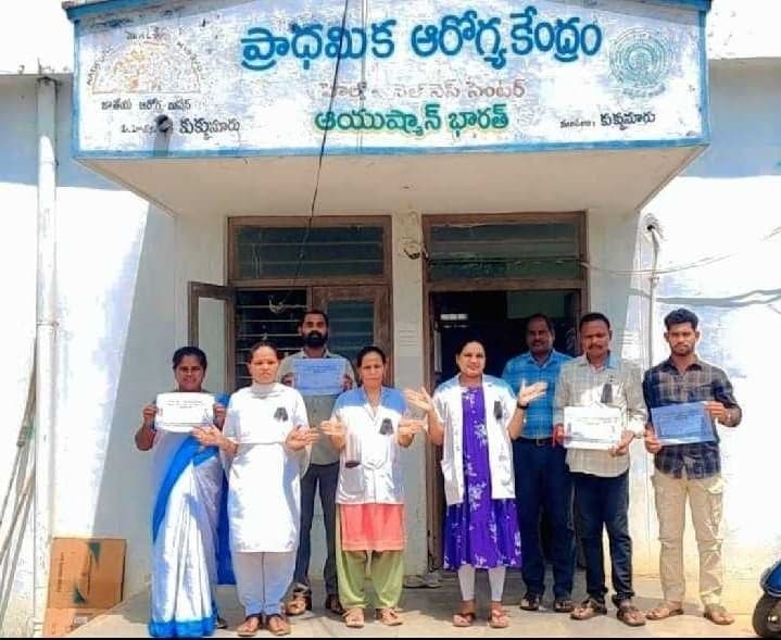 అరచేతుల్లో డిమాండ్లు రాసుకుని నిరసన - Udayam