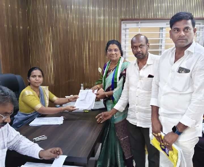 నరసాపురం జడ్పీటీసీ అభ్యర్థిగా ఉమాసుధ నామినేషన్ - Udayam