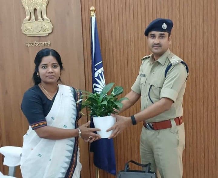 కలెక్టర్ను మర్యాదపూర్వకంగా కలిసిన నూతన ఎస్పీ - Udayam