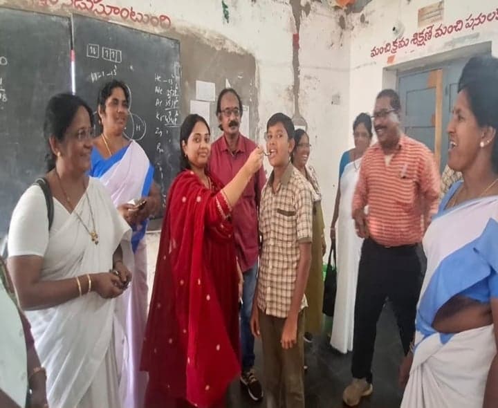 కొనిజేడులో విద్యార్థులకు ఆల్బెండజోల్ మాత్రలు - Udayam