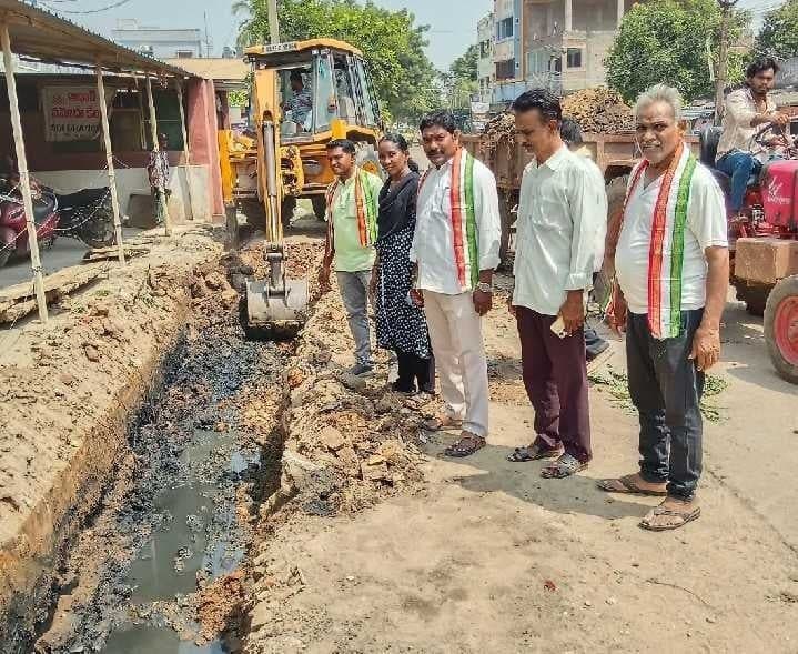 సమితి సింగారంలో డ్రైనేజీ పనులు - Udayam