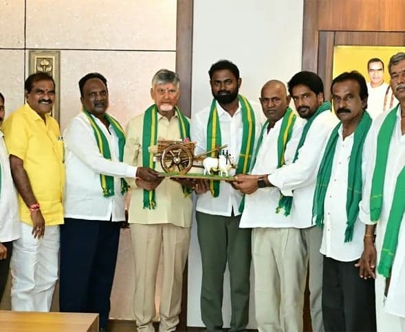 సీఎం చంద్రబాబును కలిసిన కృష్ణా డెల్టా రైతులు - Udayam