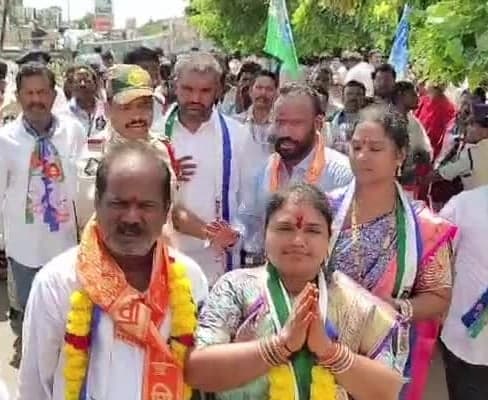 మధురవాడ 8వ వార్డులో అనిత నామినేషన్ - Udayam