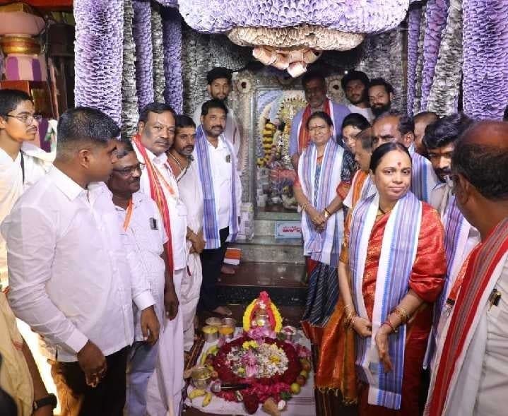 అమ్మవార్లకు ఎంపీ డీకే అరుణ ప్రత్యేక పూజలు - Udayam