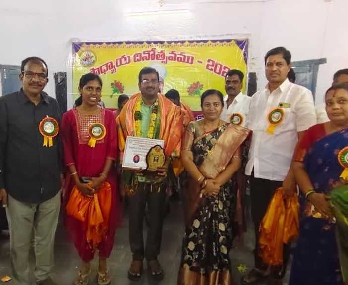 ఉత్తమ ఉపాధ్యాయులకు సన్మానం - Udayam