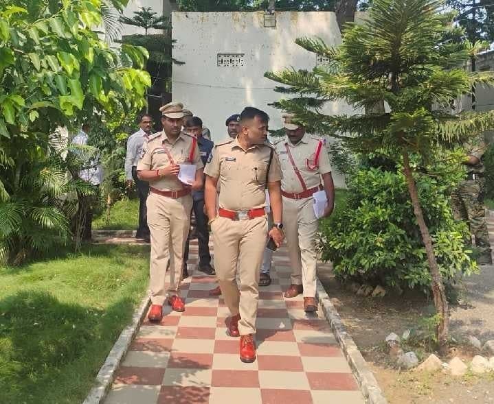 కారంపూడి పోలీస్ స్టేషన్ను సందర్శించిన ఎస్పీ - Udayam