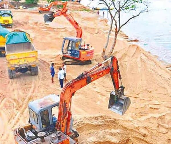 చెరువు మట్టి తరలింపులో అక్రమాలు - Udayam Digital