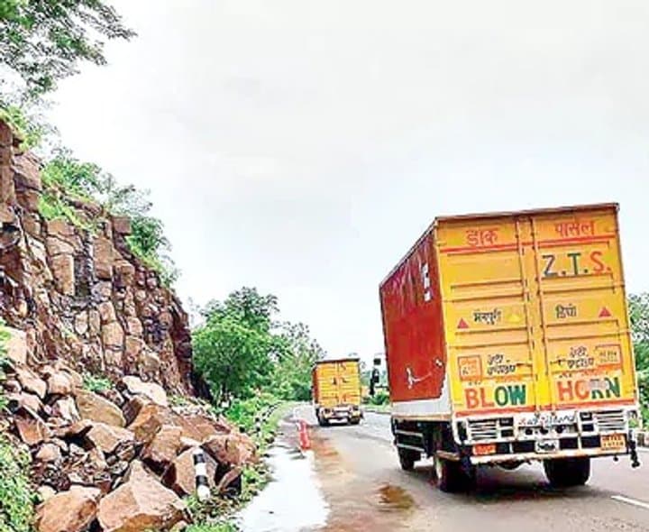 మేకలగండి వద్ద రాళ్లు జారే ప్రమాదం