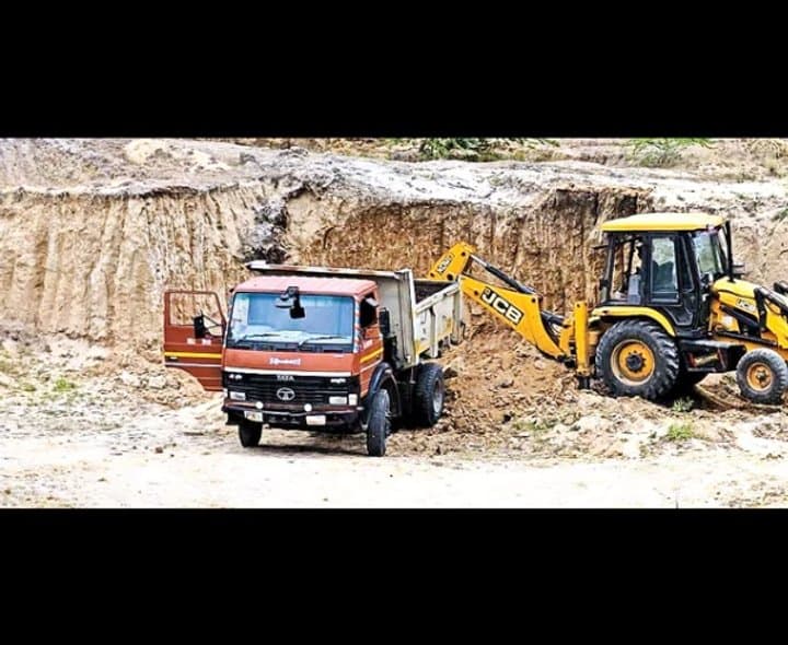 చెరువుల్లో అక్రమ మట్టి తవ్వకాలపై ఆందోళన - Udayam Digital