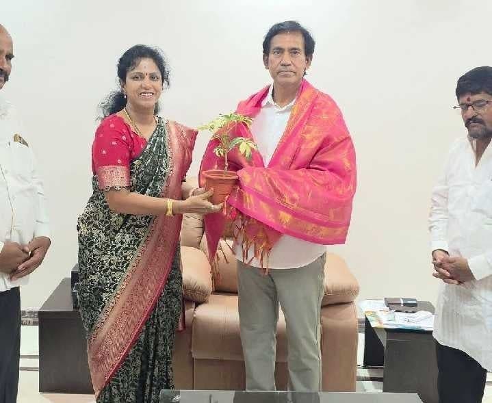 న్యాయవాదిపై దాడి.. ఎమ్మెల్యేకు వినతి - Udayam