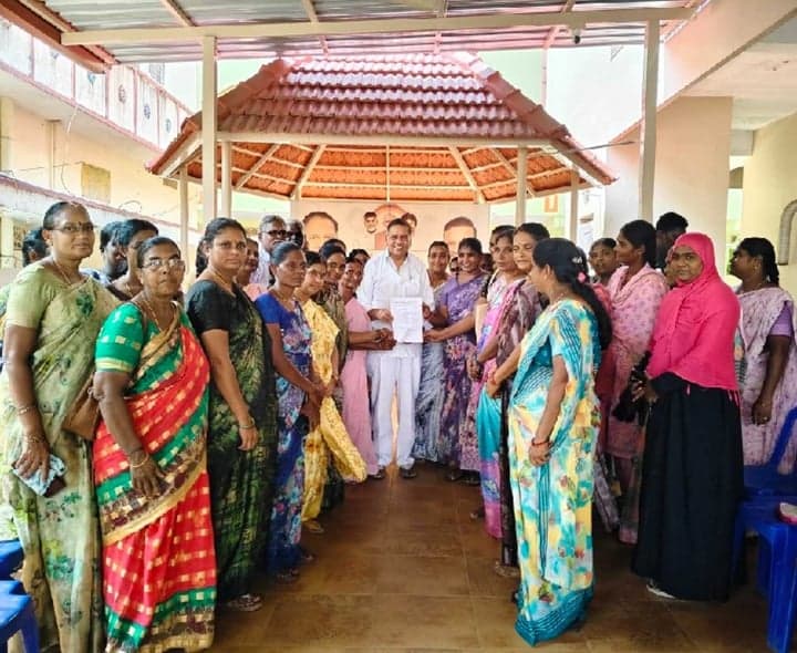వడ్డీలేని రుణం కోసం వీఏఓల వినతి - Udayam