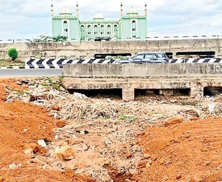 చెన్నూరులో కాలువల ఆక్రమణపై ఆరోపణలు