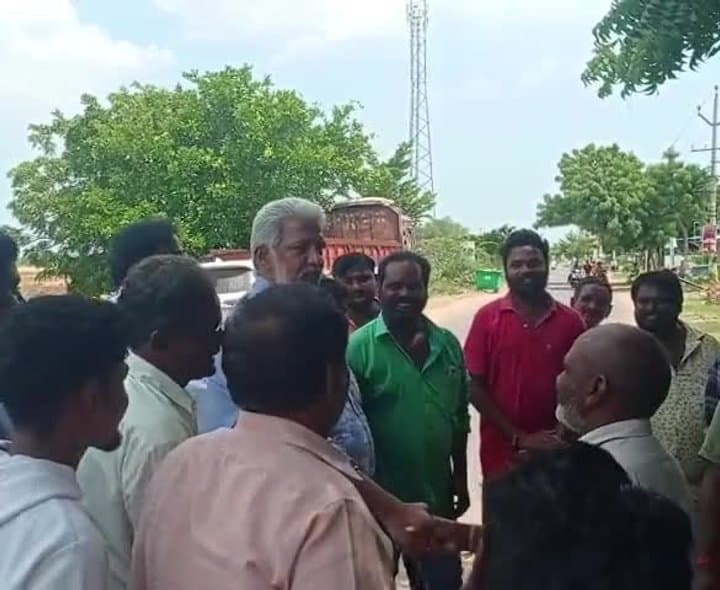 వెంకటనరసింహపురం యువకులకు మాజీ ఎమ్మెల్యే భరోసా - Udayam