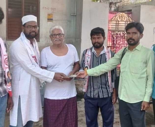 గట్టయ్యనగర్లో పింఛన్ల పంపిణీ - Udayam