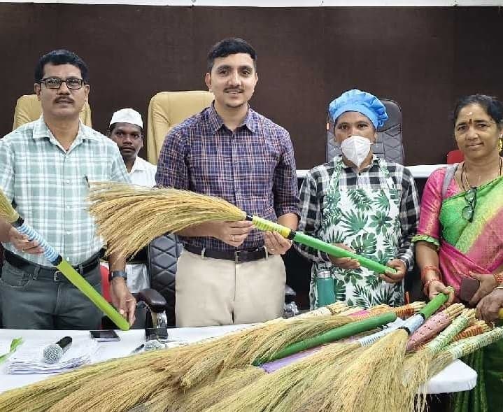 గిరిజన మహిళల చీపుర్లకు ప్రత్యేక గుర్తింపు - Udayam