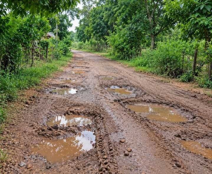 గుంతలమయంగా కిషన్రావుపల్లె-భూపాలపల్లి రోడ్డు - Udayam