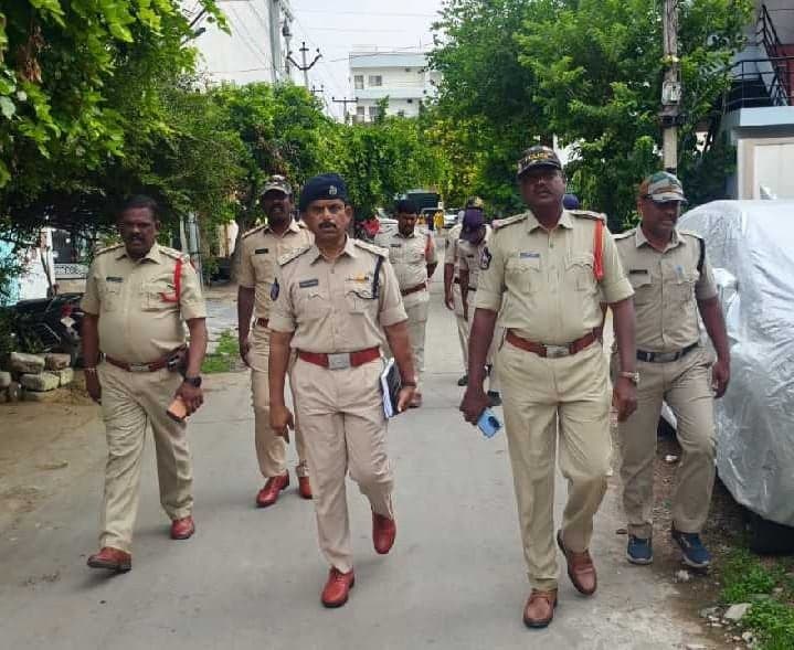 నాయక్ నగర్లో పోలీసుల ఫ్లాగ్ మార్చ్ - Udayam