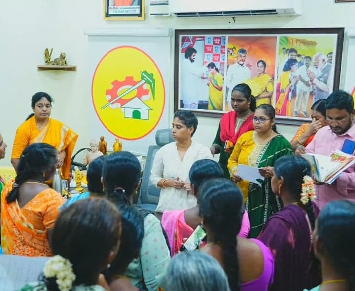 గుంటూరు పశ్చిమలో మహిళల నుంచి అర్జీలు - Udayam