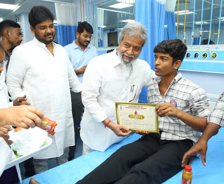 రక్తం కొరతతో చికిత్స ఆలస్యం కాకూడదు: మంత్రి - gallery image 2