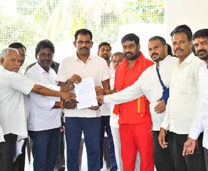 వాగుపై వంతెన నిర్మించాలని ఎమ్మెల్యేకు వినతి - Udayam