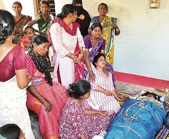 హుజూరాబాద్ రోడ్డు ప్రమాదంలో ఇద్దరు స్నేహితుల మృతి - Udayam