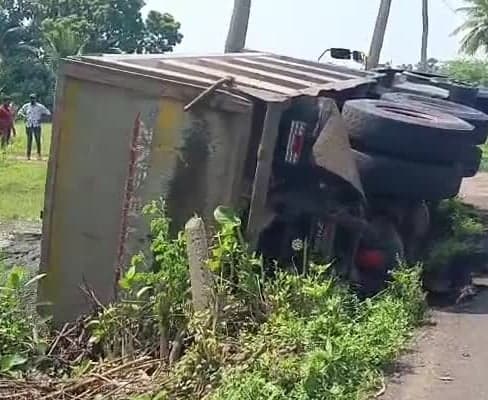 కాట్రేనికోనలో ఉదయాన్నే రోడ్డు ప్రమాదం - Udayam