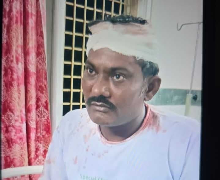 బస్సులో వాగ్వాదం.. ప్రయాణికుడికి గాయాలు - Udayam