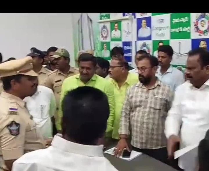 కందుకూరులో వైసీపీ నేత హౌస్ అరెస్ట్ - Udayam