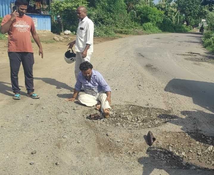 గుంతల వద్ద బైక్ అదుపుతప్పి వ్యక్తికి గాయాలు - Udayam