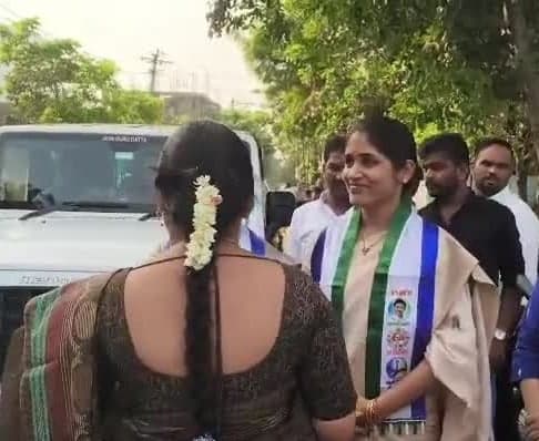 ఆదోనిలో ప్రణీత ఇంటింటి ప్రచారం - Udayam