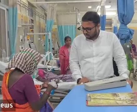 వృద్ధురాలికి కలెక్టర్ పలకరింపు - Udayam