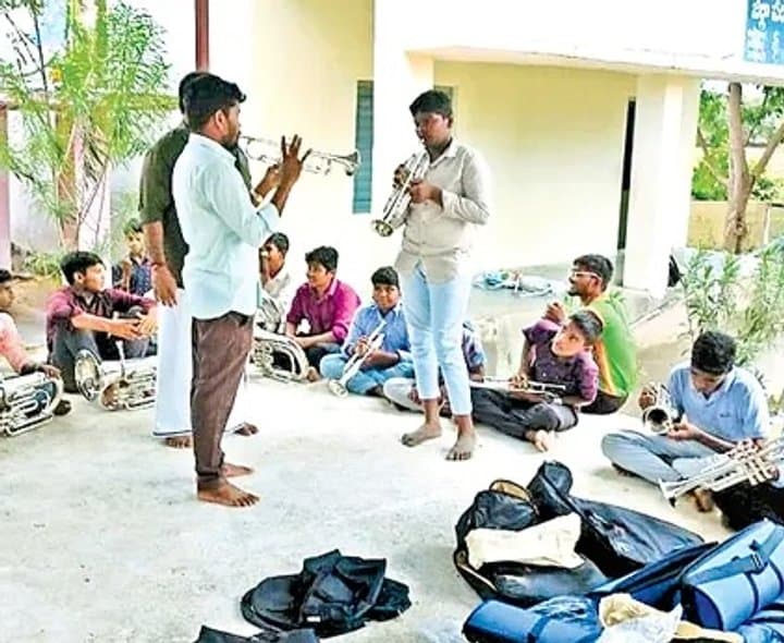 పీఎంశ్రీ పాఠశాలల్లో మూలనపడుతున్న సంగీత పరికరాలు - Udayam Digital
