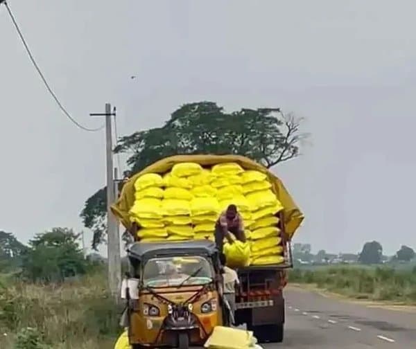 యూరియా దారి మళ్లింపు: లారీని ఆపి ఆటోలో అక్రమ రవాణా - Udayam Digital