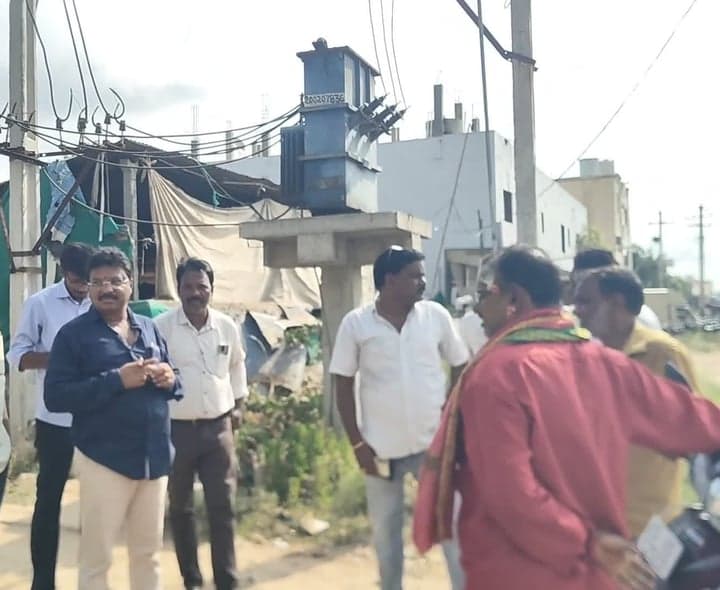 ట్రాన్స్ఫార్మర్ షిఫ్టింగ్తో రోడ్డు విస్తరణకు మార్గం - Udayam