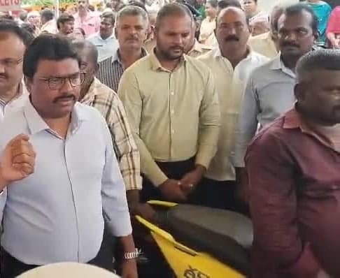 గొట్టిపాటి చేతుల మీదుగా ట్రై స్కూటీల పంపిణీ - Udayam