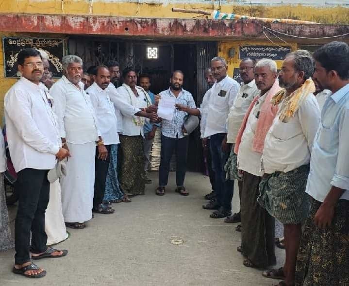 నూజెండ్లలో ఓట్లు తొలగించారంటూ నిరసన - Udayam