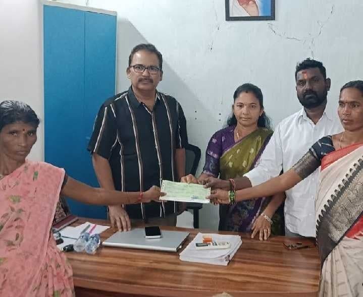 ఐదుగురికి కల్యాణలక్ష్మి చెక్కుల పంపిణీ - Udayam