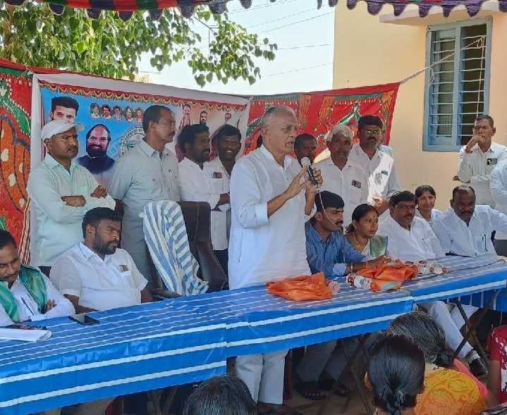 లక్నారంలో స్మార్ట్ రేషన్ కార్డుల పంపిణీ - Udayam